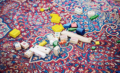 Spielzeug auf Teppich verteilt